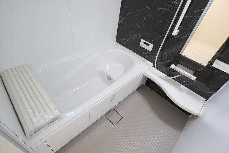 浴室 同仕様
ゆったりくつろげるバスルーム♪
小窓付きで換気もバッチリです♪