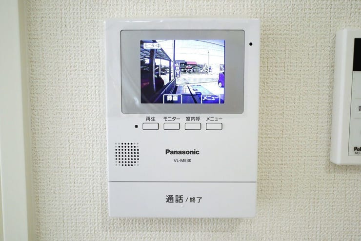 モニター付きインターホン 同仕様
訪問者の顔が確認できるのでお子様の留守番も安心ですね♪