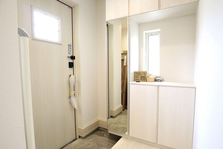 玄関 同仕様
シューズボックス付きの玄関♪
玄関がスッキリとお使いいただけます♪