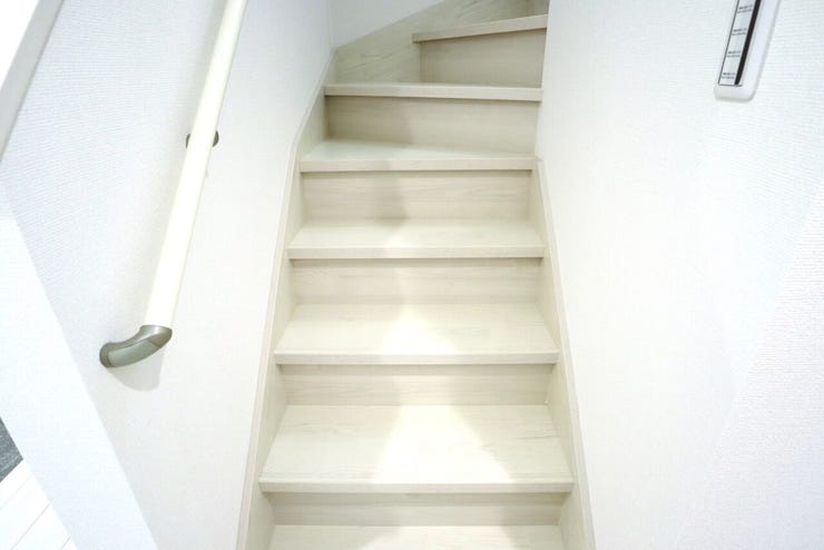 階段 同仕様
小さなお子様からご年配の方まで安心の手すり付き階段♪