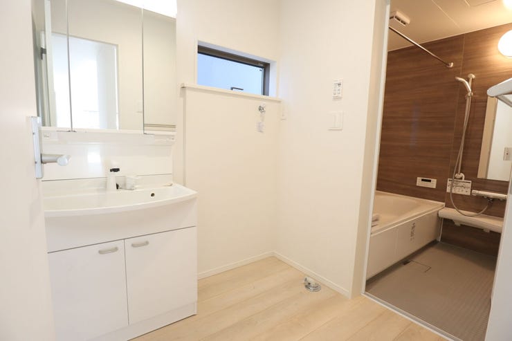 ◇洗面所◇ 同仕様
シャワー付き洗面化粧台♪
三面鏡付で朝の身支度もラクラクです♪