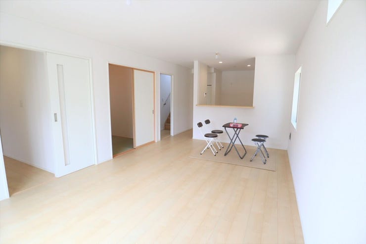 ◇リビング◇ 同仕様
南面を広く取ったリビングは日当たり良好です♪
一家団欒の時間が増えそうですね♪