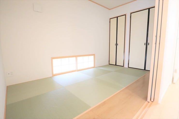 ◇和室◇ 同仕様
リビング横の便利な和室です。
収納としてもお使いいただけます。そのまま横になることができますので、小さなお子様がいるご家庭や、ゆったりしたいときにも重宝しそうですね♪