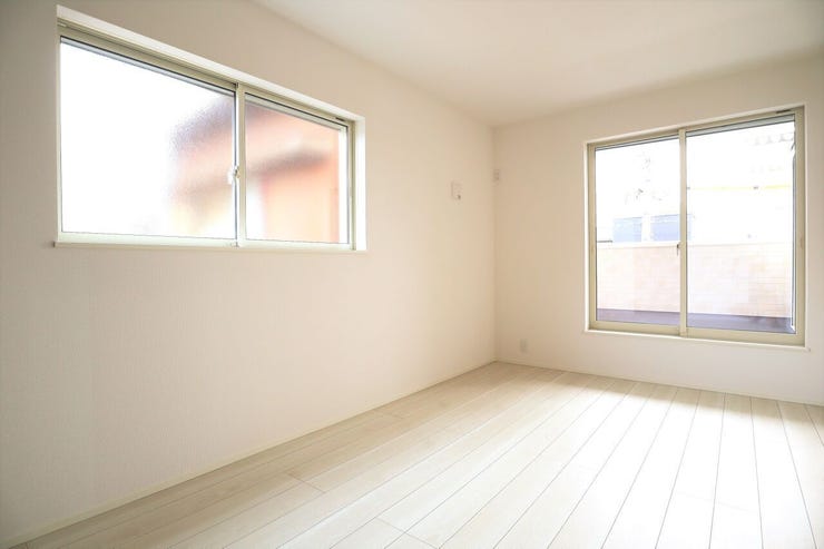 洋室 同仕様
2面採光のお部屋は明るく風通しの良いお部屋です♪