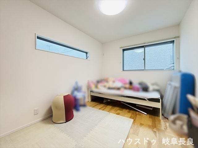 ≪6帖北側≫北側ですが、2面採光で明るい室内となっています。