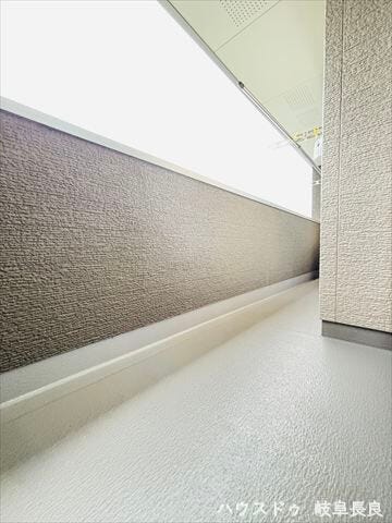 7.5帖の洋室と階段ホールからの2か所から出入りできます。
南向きで日当たり良好です。