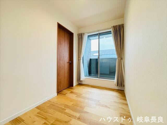 ≪2Fホール≫広めのホールはソファを置いてちょっとした休憩コーナーなどを設けることもできそうです。