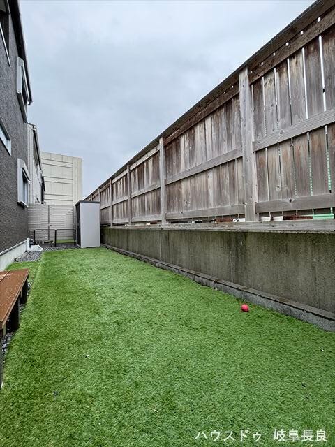 緑の芝生が爽やかなお庭です。お子様の走り回る様子が目に浮かびます♪