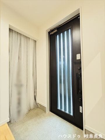 玄関ドアのスリットからの採光は、玄関に適度な明るさと光のアクセントをくわえてくれます。