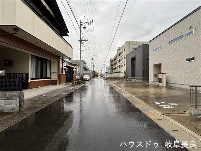 ≪北側東向き≫前面道路の幅もゆとりがあり、駐車も焦らずできそうですね。