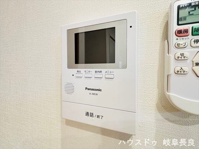 ≪モニター付きインターホン≫訪問者の顔を確認してから応対できるのは防犯の効果が高まり、暮らしに安心を与えてくれます。