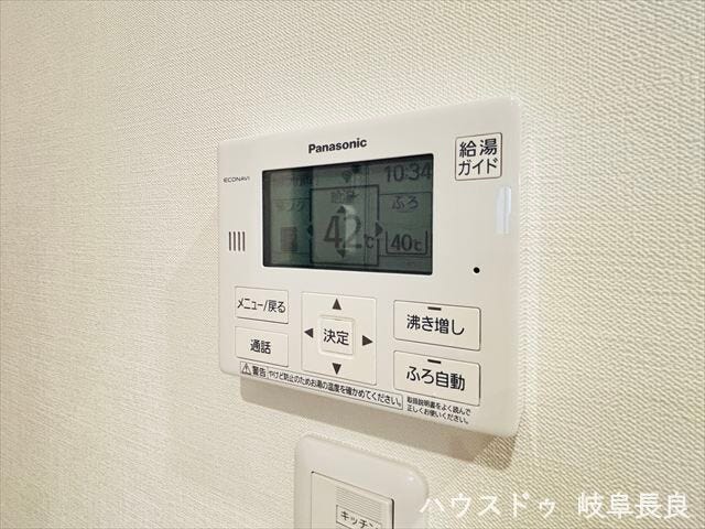 ≪給湯パネル≫大きな液晶パネルで使いやすいです。通話もできるのでシャンプーが切れても持ってきてもらえますね。