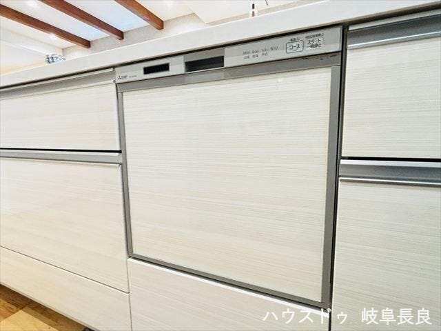 ≪食器洗浄乾燥機≫食器洗浄機付きのシステムキッチンは家事の時間短縮にもなりますね。