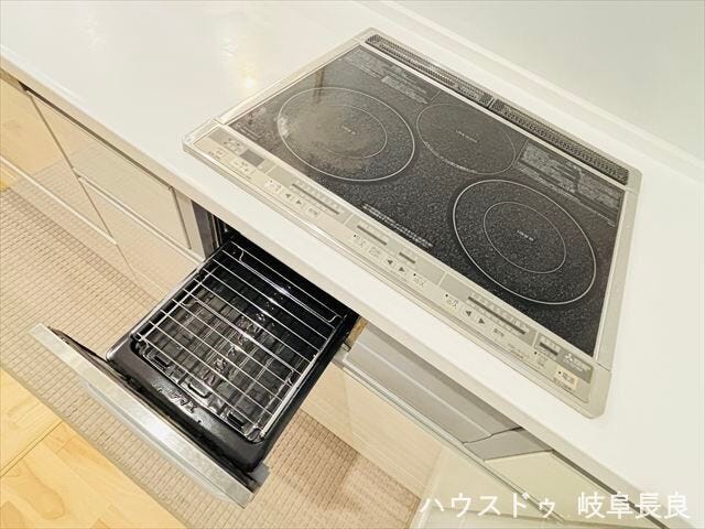 ≪IHクッキングヒーター≫IHクッキングヒーターはなんといってもお掃除がラク。雑巾でサっと拭くだけでいつでも清潔なキッチンを保てます。