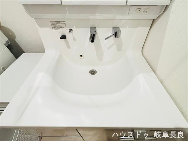 ≪洗面ボウル≫壁付き水栓は、ハイバックガードのお手入れしやすさが魅力です♪