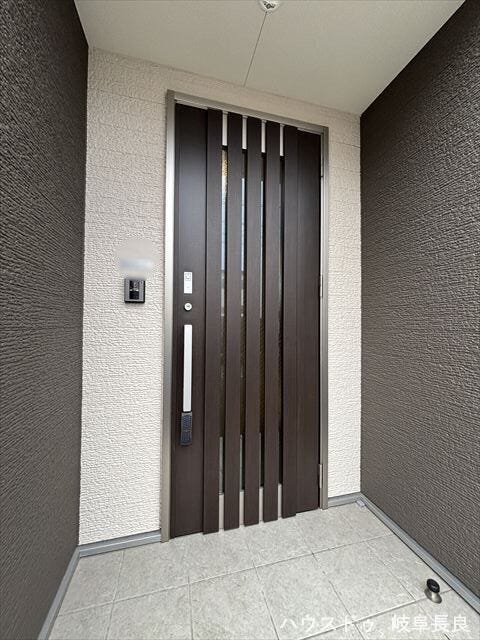 ≪外玄関≫庇があるので出入りする際に雨に濡れませんね。