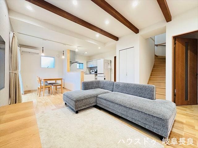 広々としたリビングは家族みんなが集まる憩いの場です。リビングイン階段なので、ご家族とのコミュニケーションが取りやすくなっています。