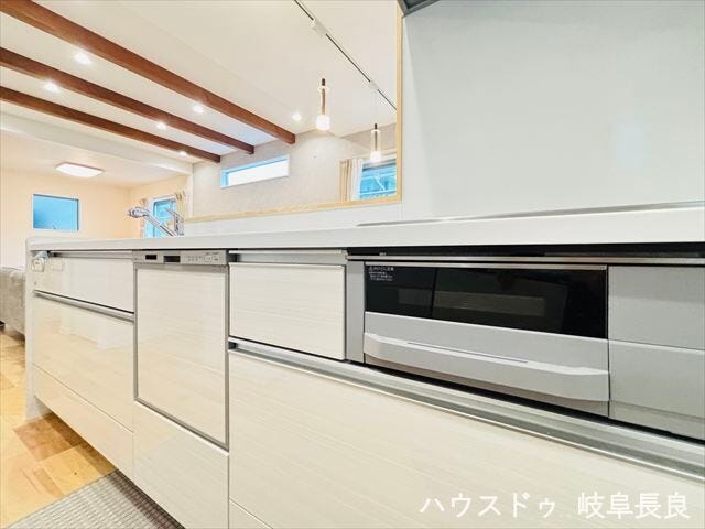 吊戸棚がなく、すっきりとして開放感のあるキッチンとなっています。
リビングにいる家族とも会話がはずみます。