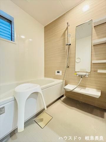 木目調の壁と白を基調とした爽やかで明るい浴室です。窓もついているので換気もできます。