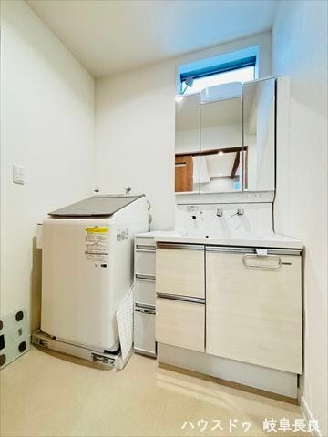 3面鏡の裏側や洗面台下など収納スペースが豊富な洗面台になっています。