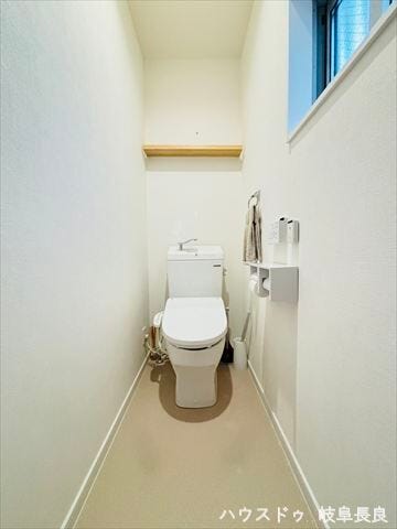 ≪1F≫上部には棚が付いているのでトイレットペーパーのストックなどを置いておくことができます。