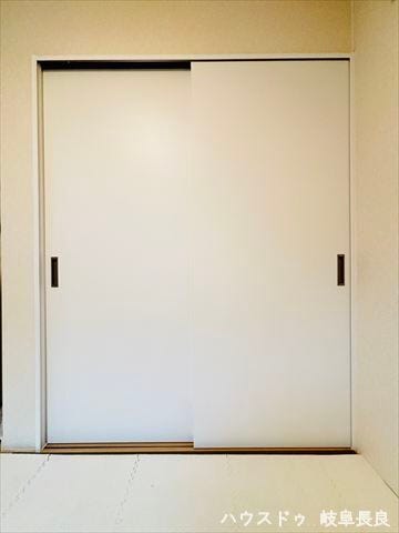 ≪4.5帖和室≫床の間と押入れが付いています。来客用のお布団などもしまっておけますね。