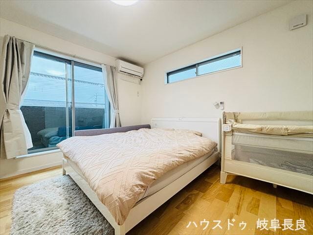 ≪7.5帖≫南向きで日当たりの良い広めの洋室です。バルコニーに直接出入りすることができます。