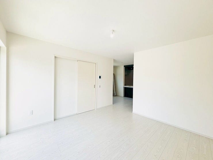 17帖のリビングはダイニングエリアとリビングエリアで分けメリハリをつけて使うことができます。