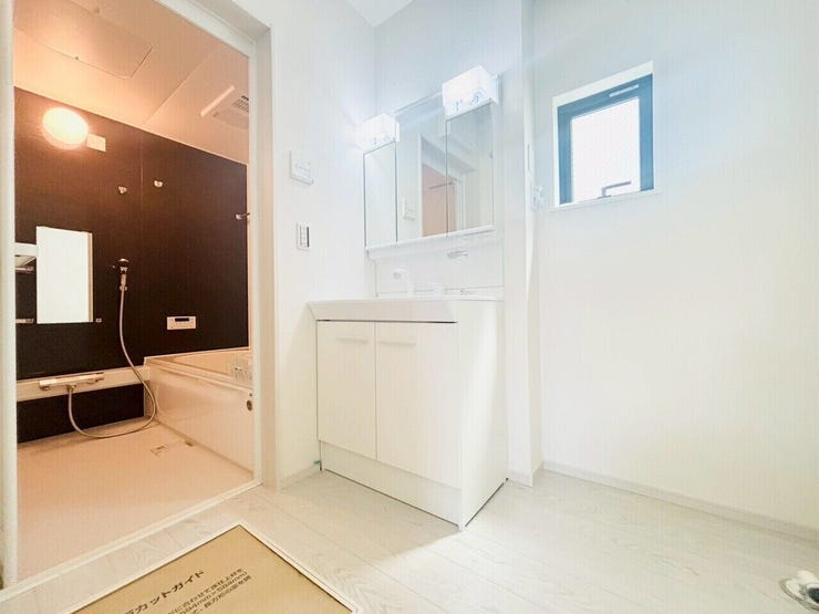 洗濯パンがないと見栄えが良く、洗濯機の下の掃除もしやすいです!万が一の水害時にも被害を抑えられます!