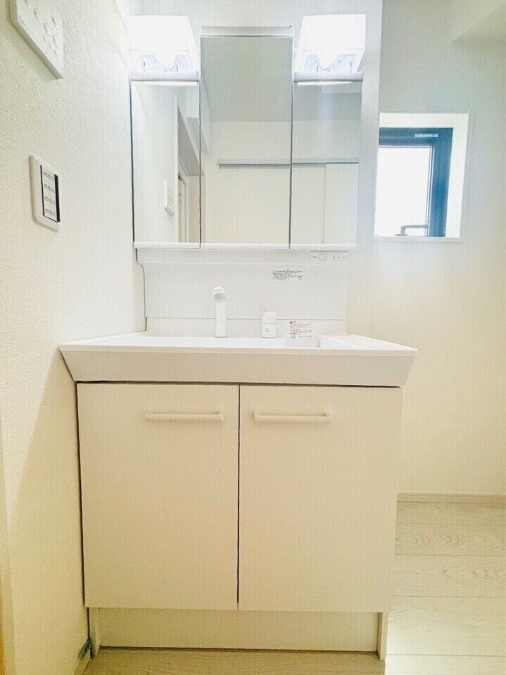 三面鏡付き洗面台は合わせ鏡ができるので、後ろの髪型までチェックできます♪