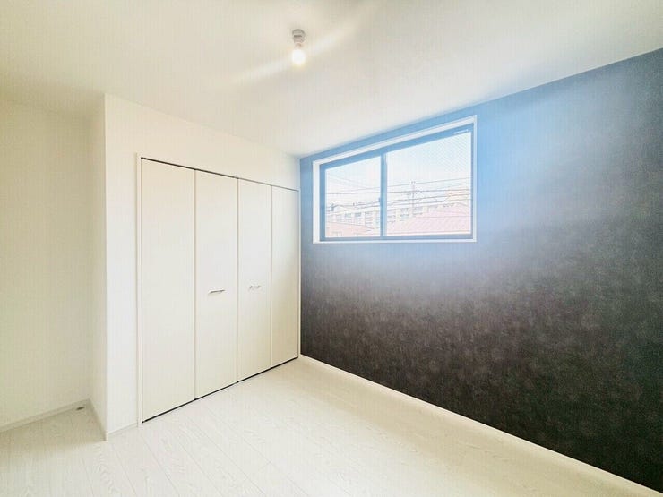 コンパクトなデスクとチェアを置いて、自宅での作業や勉強のための集中スペースとしても活用できます!