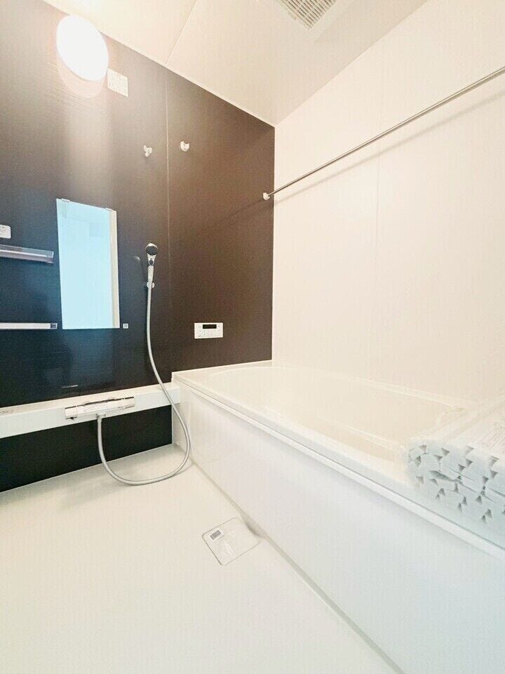 浴室に物干し竿があるため室内で洗濯物を干すことができ、 雨の日や寒い季節など、外に干すことが難しい場合に重宝します!