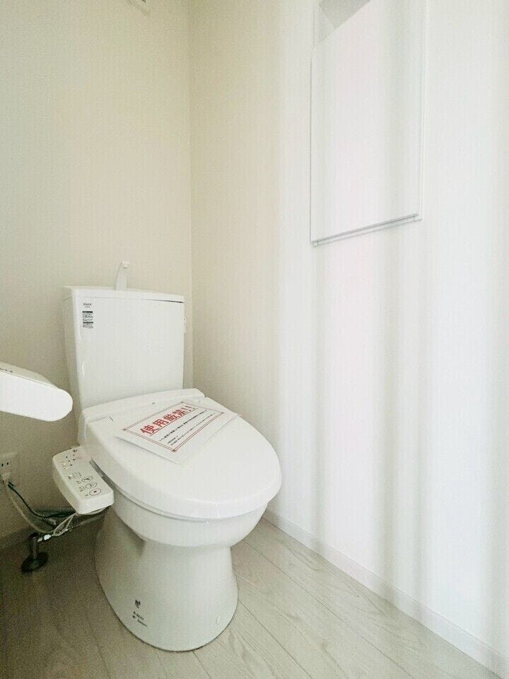 温水洗浄便座はトイレットペーパーの使用量を減らせるため、肌への負担が軽減され、特に敏感肌の方に適しています!