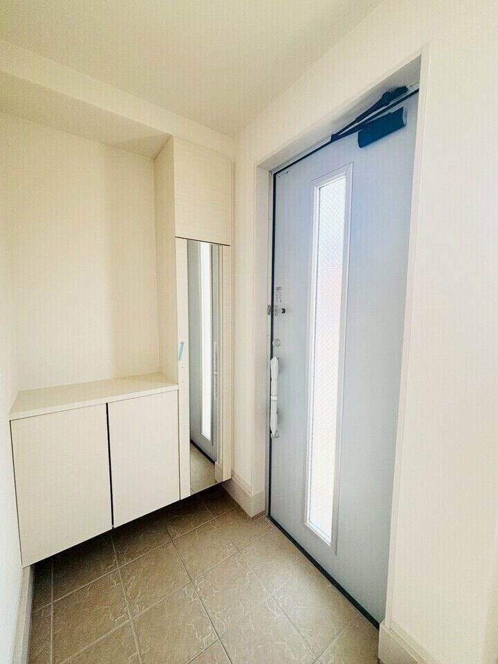 ガラス付きの玄関ドアはガラス部分から自然光が入るため、玄関が明るくなり、日中は照明を使わずに済むこともあります!