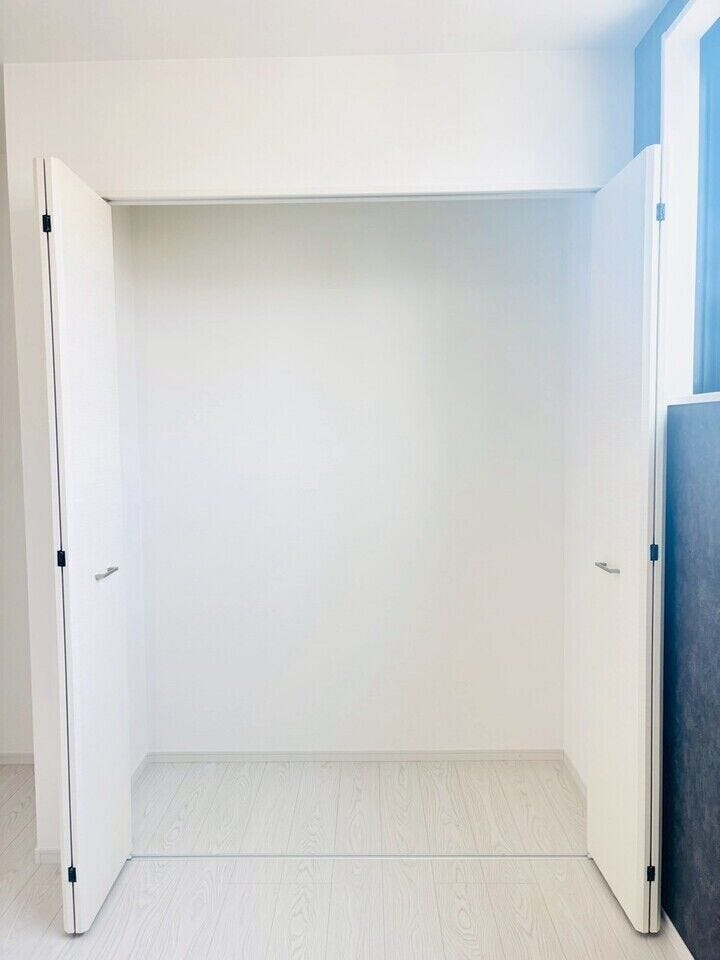 棚やハンガーラック、引き出しを設置するなど、自分の収納スタイルに合わせた使い方が可能です!