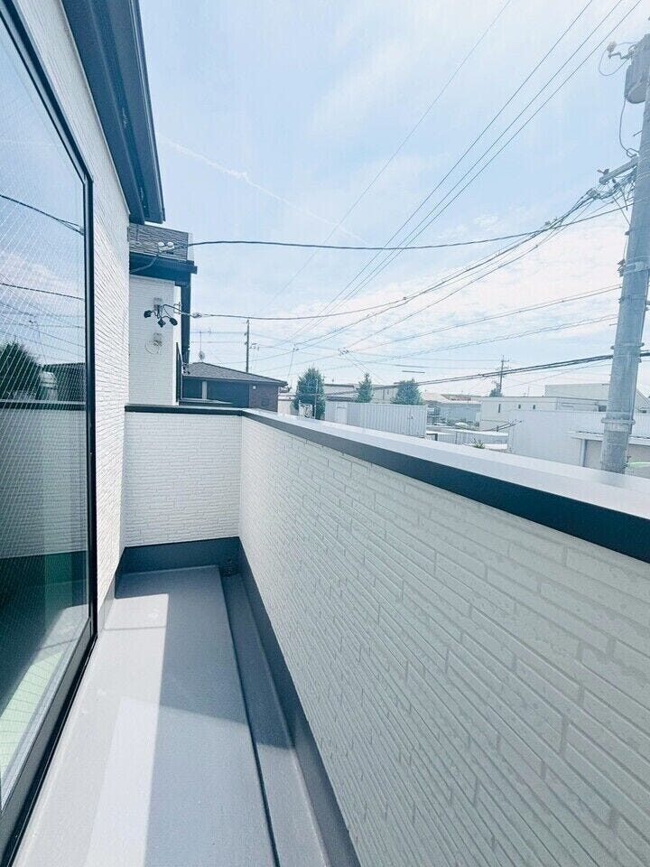 洗濯物を干したり家庭菜園をしたり活用可能なバルコニーです。