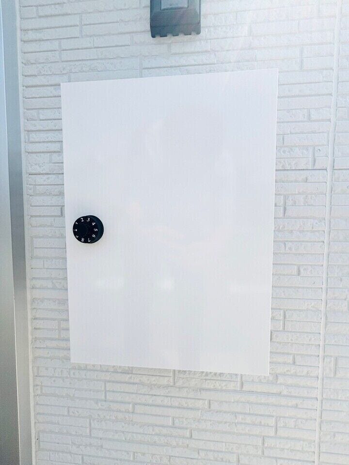 郵便物を安全に保管し、不正取得や紛失を防ぎます。鍵付きの郵便受けはさらに防犯性が向上します。