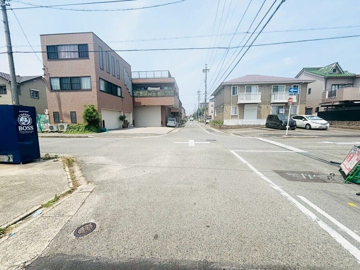 車がスピードを出しにくいため、交通事故のリスクが低減されます。歩行者や自転車が安全に通行しやすい環境です。