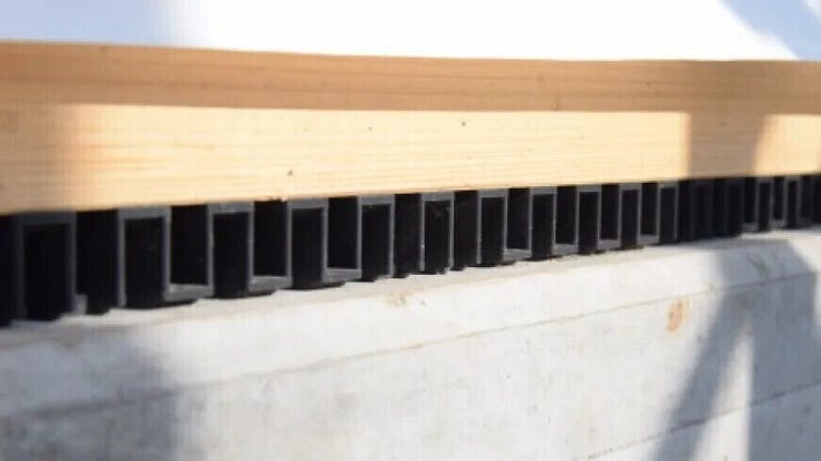 基礎パッキンを使用することで基礎の全周が換気口に早変わり。コーナー部分もしっかり換気ができ床下をカラリと保つことがきます。