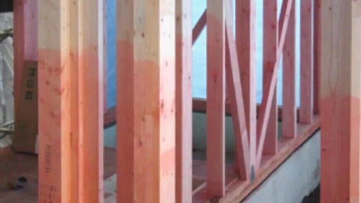 シロアリの侵入・被害を防ぐための処置。予防駆除剤などを使用し、木造住宅へのシロアリ被害を防ぎます。