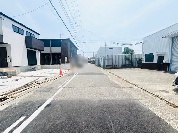 道路が狭いことで、大型車や多くの車両が通行することが少なく、静かで落ち着いた環境が得られます。特に小さなお子さんがいる家庭では安心です。