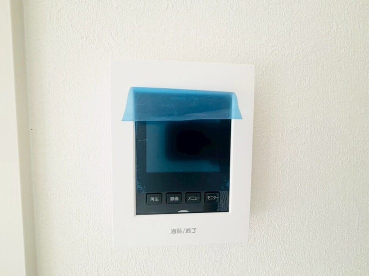 モニター付きインターホンはドアを開ける前にモニターで訪問者の顔を確認できるため、安全性が向上します。