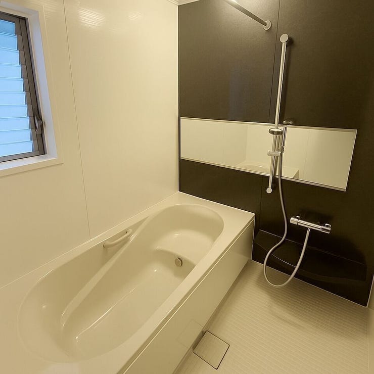 浴室乾燥・浴室暖房のついている浴室♪
浴槽はゆっくり足を伸ばしてくつろげます☆
※小物類を除去する修正をしております。