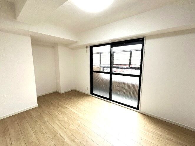 ◇6帖 洋室◇
北側のお部屋ですが、バルコニーに出られる大きな窓があり明るいです。柔らかな光が長時間続くので、勉強や読書など落ち着いて作業するのに最適なお部屋です。お子様や趣味のお部屋にいかがですか