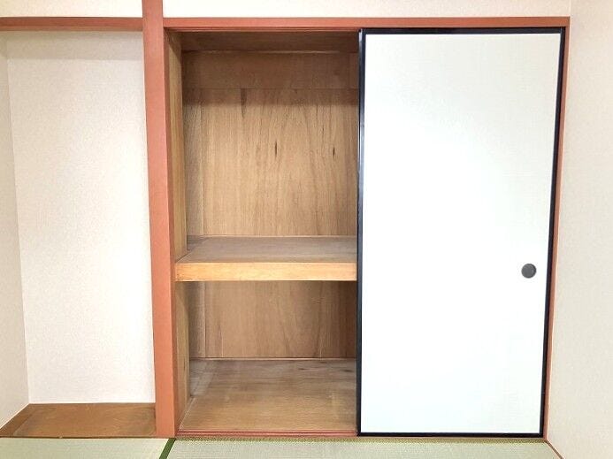 ◇押入れ◇
和室内の押入れです♪お昼寝用布団やお子様のおもちゃや、掃除用具など、あらゆるものを収納できます。リビングものが減らすことができ、生活スペースを広く確保できます♪