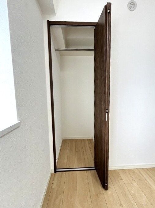 ◇クローゼット◇
クローゼットには、ハンガーパイプを設置しています。大切なお洋服は傷まないよう、そのままかけて収納。お出かけの小物も枕棚ですっきり片付きます。