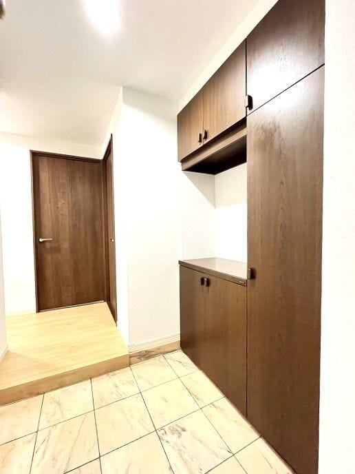 ◇玄関◇
使い勝手の良い下足収納があり、外から帰ってきて靴、レインコート、傘や外遊びグッズ等を収納するのに大変重宝します。明るく温かな雰囲気で家族の帰りや来訪者を出迎えてくれる玄関です。