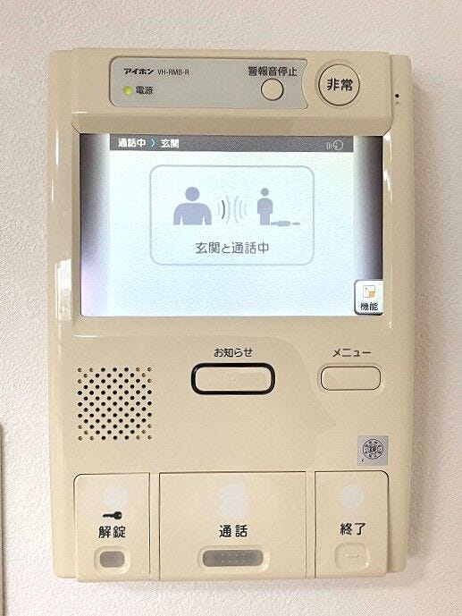 ◇TVモニター付インターホン◇
TVモニターで訪問者を確認してから会話することができますので、安心して対応していただけます。また、姿を見られたくない空き巣や不審者が嫌がるため防犯効果も高まります。