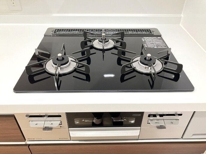 ◇三口コンロ◇
一度にたくさんの調理ができ、朝食の準備もお弁当作りもラクラクです。栄養面や彩りに気を配ると品数も増えますが、広いワークトップなのでたくさん作ってもスペースに余裕があります。