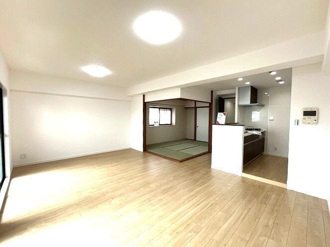 ◇リビングダイニング◇
16.5帖のリビングダイニングとなっています。家族が集まって食事をしたり、くつろいだりするのに十分な広さです。隣に和室があり、お子様を遊ばせたり、寝室としてもお使い頂けます♪